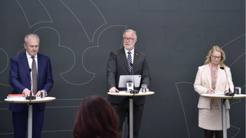 Särskilde utredaren Joakim Stymne, utbildningsminister Johan Pehrson (L) och skolminister Lotta Edholm (L) under en pressträff där de tar emot ett delbetänkande från utredningen om vinst i skolan. Foto: Axel Narving/TT 