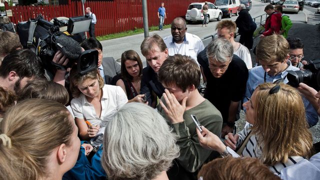 Den då 22-årige Torbjørn Vereide överlevde Utøya. Nu är han kandidat i höstens norska stortingsval. På bilden intervjuas han dagen efter terrorattacken. Två nya studier visar att många, men långt ifrån alla, av överlevarna fortfarande lider av posttraumatisk stress. Foto: Aleksander Andersen/NTB/TT