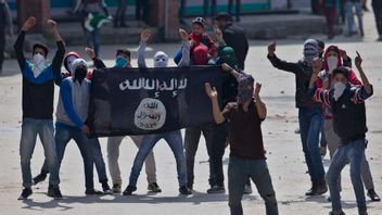 15 personer i Nederländerna grips för kopplingar till IS, samtidigt som USA genomför militära operationer mot terrorgruppen i bland annat Syrien. Foto: Dar Yasin/AP/TT