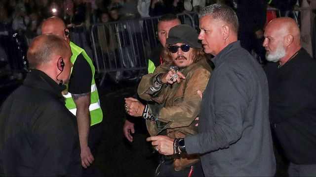 Johnny Depp lämnar en konsert i England i början av juni i år. Foto: Scott Heppell//TT/AP