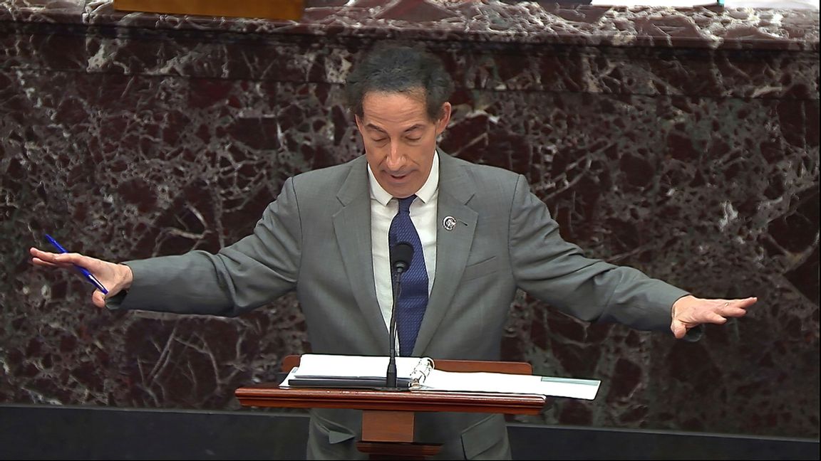 Jamie Raskin, som leder riksrättsåtalet mot USA:s expresident Donald Trump, talar i senaten. Foto: Senate television via AP/TT.