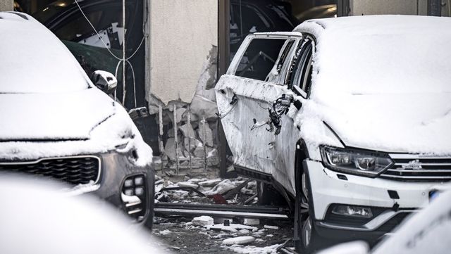 Sprängningen mot en bilfirma i Fosie, Malmö, skadade fordon och en byggnad. Foto: Johan Nilsson/TT
