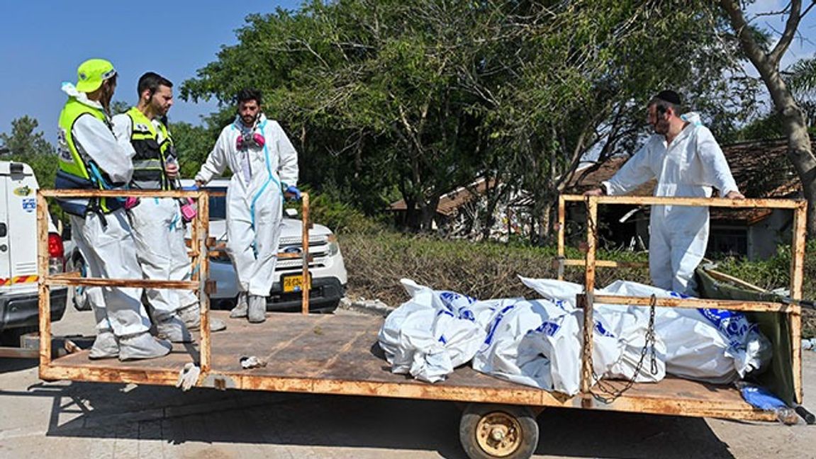 Kvarlevor efter 7 oktober-attacken omhändertas. Bild: Kobi Gideon/Government Press Office of Israel/CC BY-SA 3.0
