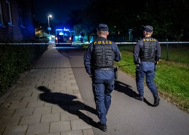Polis på plats vid Stenkulaskolan i Malmö i samband med ett bråk. Foto: Johan Nilsson/TT