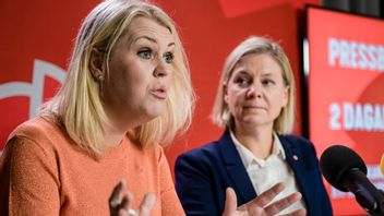 Socialminister Lena Hallengren (S) med Socialdemokraternas partiordförande Magdalena Andersson, nuvarande finansminister och tilltänkt statsminister. Foto: Marc Femenia/TT