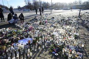 Minnesplats med blommor vid Risbergska skolan Örebro på fredagen. Fredrik Sandberg/TT