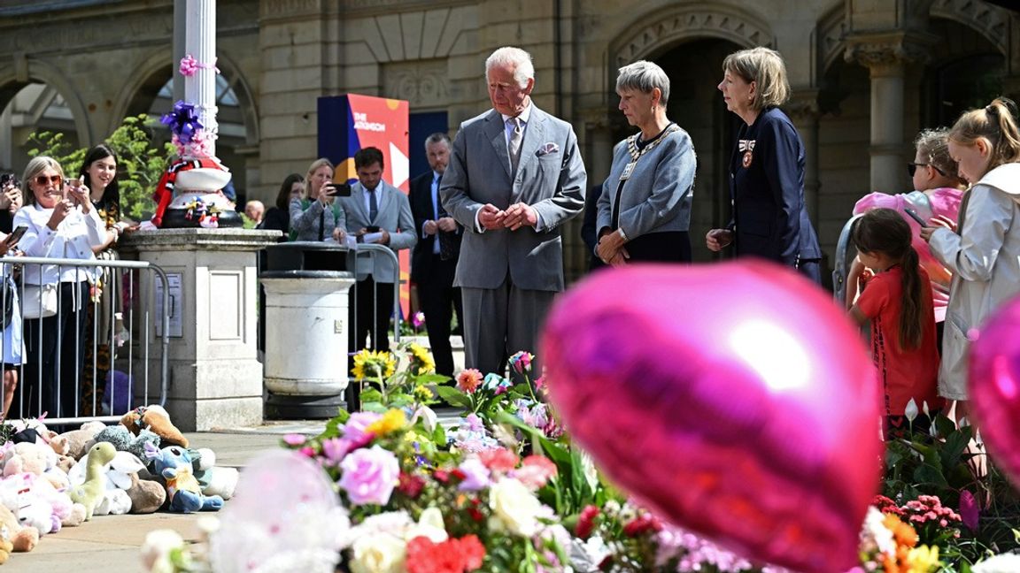 Ett blomsterhav växte fram i Southport för att hedra offren. Bild från den 20 augusti, då kung Charles besökte platsen. Paul Ellis/Pool via AP/TT