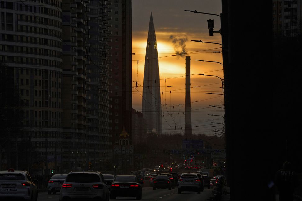 Rysslands gasmonopol Gazprom har sitt högkvarter i den högsta byggnaden i Europa, Lachta Center i S:t Petersburg. Arkivbild. Foto: Dmitri Lovetsky/AP/TT