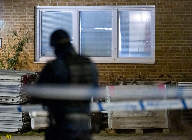 Polis på plats efter att en lägenhet blivit beskjuten på Söderkulla i Malmö natten till torsdagen. Foto: Johan Nilsson / TT