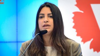 Partiledaren Nooshi Dadgostar (V). Foto: Axel Narving/AP/TT