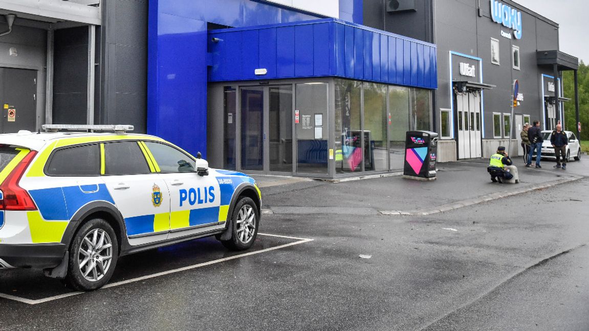 Polisbil utanför en handelsplats i stadsdelen Geneta i Södertälje på måndagen. En man i 40-årsåldern sköts till döds på parkeringen utanför ett gym på måndagsförmiddagen. Foto: Pontus Lundahl / TT