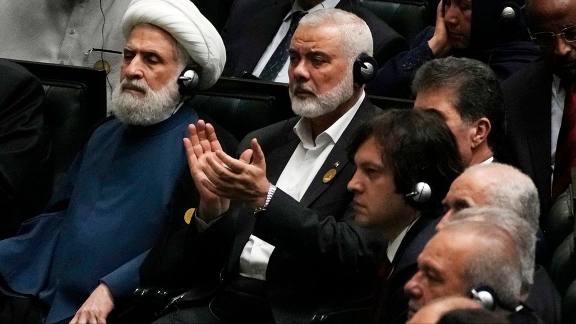 Ismail Haniya vid den iranske presidentinstallationen på tisdagen. Några timmar senare dödades han. Foto: VAHID SALEMI/AP/TT