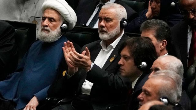 Ismail Haniya vid den iranske presidentinstallationen på tisdagen. Några timmar senare dödades han. Foto: VAHID SALEMI/AP/TT
