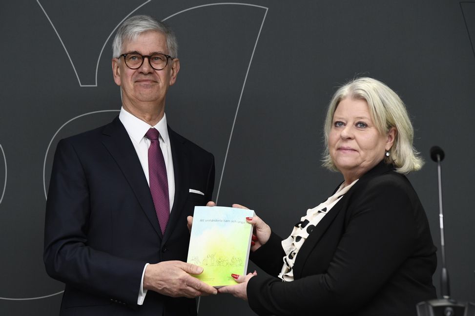 Anders Hagsgård, särskild utredare och Camilla Waltersson Grönvall (M), socialtjänstminister, under en pressträff där ett delbetänkande av Utredningen om stärkt barnrättsperspektiv i LVU lämnas över. Foto: Lars Schröder/TT