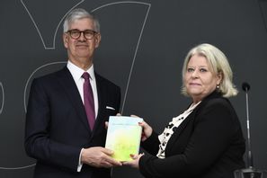 Anders Hagsgård, särskild utredare och Camilla Waltersson Grönvall (M), socialtjänstminister, under en pressträff där ett delbetänkande av Utredningen om stärkt barnrättsperspektiv i LVU lämnas över. Foto: Lars Schröder/TT