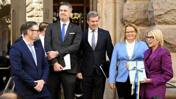 Elisabeth Svantesson till höger med budgeten för 2026. Foto: Jonas Ekströmer/TT