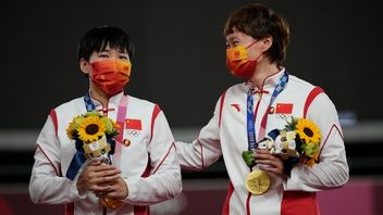 Från vänster: Bao Shanju och Zhong Tianshi bärande de uppmärksammade nålarna. Foto: Christophe Ena/AP/TT