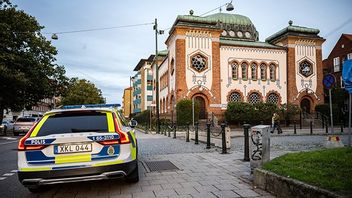 Polisen bevakar synagogan vid Betaniaplan i centrala Malmö dagen efter Hamas terrorattack mot Israel. Foto: Johan Nilsson/TT