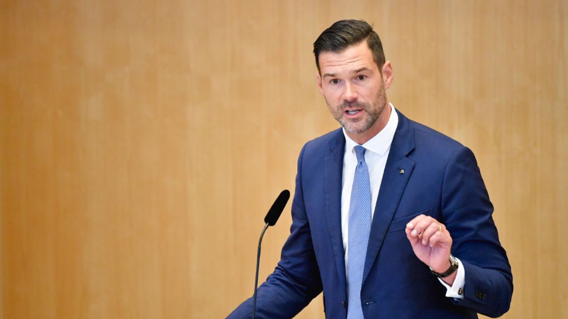 Johan Forssell (M) under en särskild debatt i riksdagen om den organiserade gängkriminaliteten. Foto: Henrik Montgomery / TT