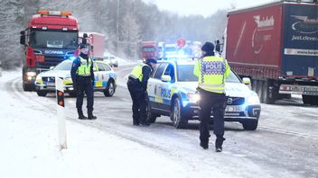 Skolbuss och lastbil i krock utanför Motala. Foto: Jeppe Gustafsson/TT. 