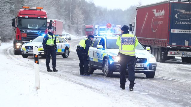 Skolbuss och lastbil i krock utanför Motala. Foto: Jeppe Gustafsson/TT.