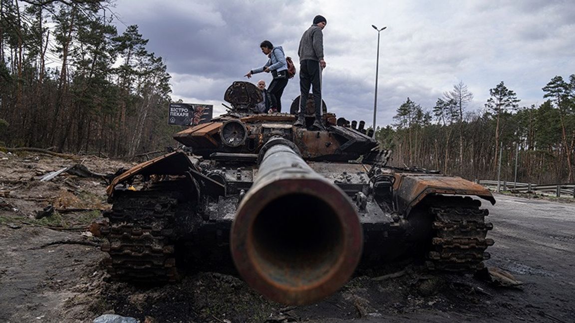 Lokalbor inspekterar en utslagen rysk tank i utkanten av Kiev. Foto: Evgeniy Maloletka/AP/TT