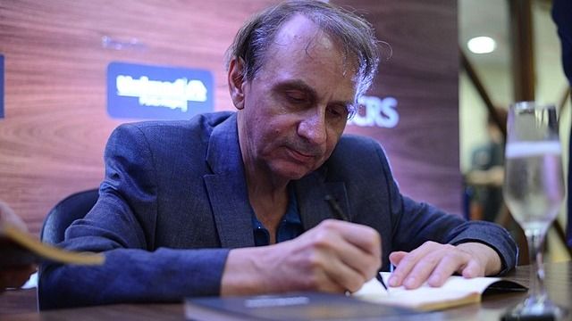 Frankrikes mest kontroversielle författare Michel Houellebecq har skrivit en ny roman / Foto: WikiCommons Public Domain