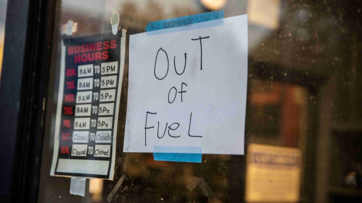 Utpressningsattacken mot Colonial Pipeline ledde till prisökningar och tillfällig brist på bensin på USA:s östkust. På bilden en bensinmack i Lynchburg, delstaten Virginia, den 11e maj. Foto: Kendall Warner/AP/TT