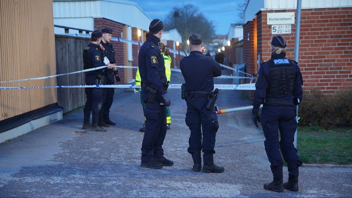 Polis och ambulanspersonal efter skjutningen i Navestad i Norrköping. Foto: NIKLAS LUKS/TT