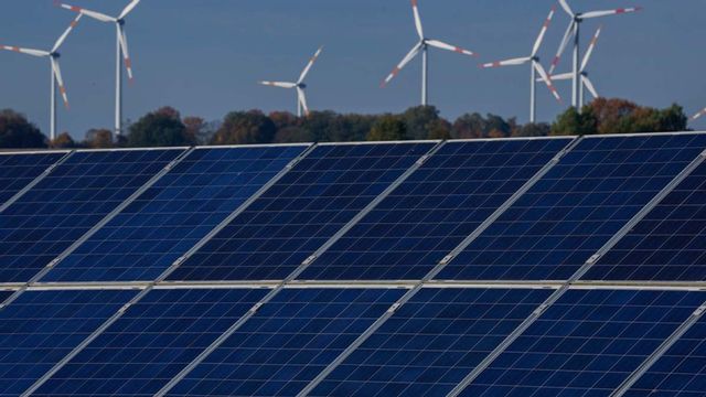 Miljöpartiet vill underlätta utbyggnaden av vindkraften – och föreslår ett stöd för solvärme likt det som i dag ges för solceller. Foto: Michael Sohn