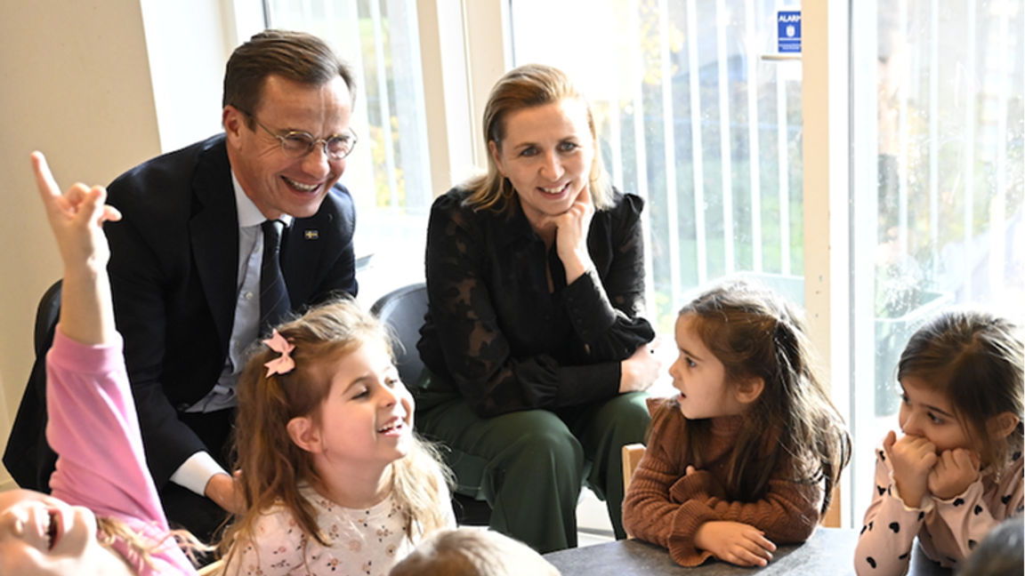 Statsminister Ulf Kristersson (M) och Mette Frederiksen (S) på besök på språkförskolan De Syv Have i Köpenhamn. Foto: Fredrik Sandberg/TT