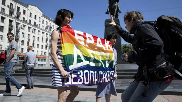 Hbtq-aktivister protesterar i den ryska huvudstaden Moskva 2014. På senare år har få demonstrationer förekommit, då många aktivister är rädda för repressalier. Arkivbild. Foto: Pavel Golovkin/AP/TT