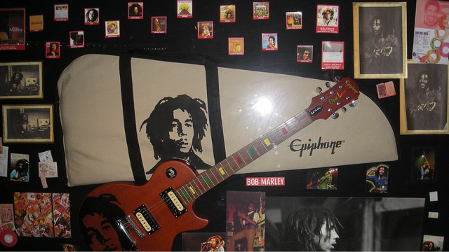 ”No woman, no cry” – bevis på sexism! Foto: Jasonbook99, CC BY-SA 3.0, via Wikimedia foundation