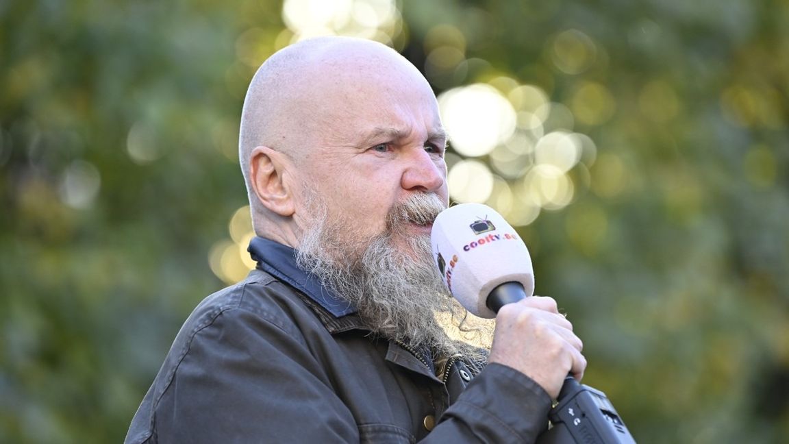 Alexander Bard talar under söndagens proisraeliska demonstration på Norrmalmstorg i Stockholm. Foto: Henrik Montgomery/TT