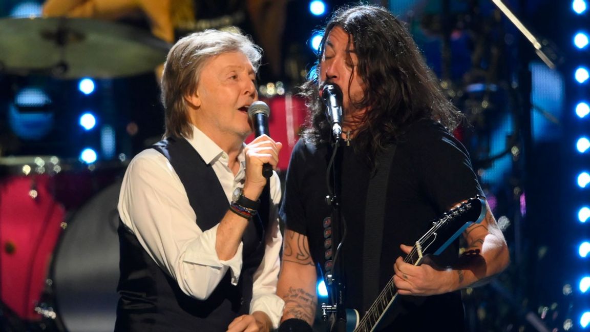 Paul McCartney och Dave Grohl vid ceremonin. Foto: David Richard/AP/TT 