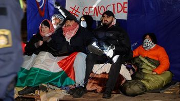 Bild från polisens vräkning av tältlägret utanför Göteborgs universitet i november. Bild: Adam Ihse / TT 