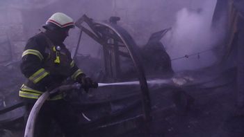 Brandmän bekämpar en brand i staden Charkiv i östra Ukraina efter ett ryskt luftangrepp. Foto: ANDRIJ MARIENKO/AP/TT