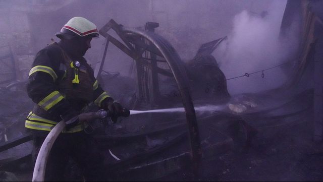 Brandmän bekämpar en brand i staden Charkiv i östra Ukraina efter ett ryskt luftangrepp. Foto: ANDRIJ MARIENKO/AP/TT