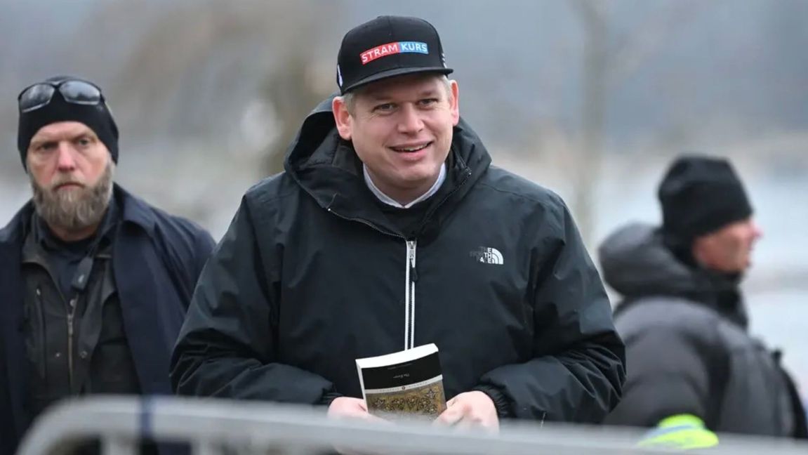 Rasmus Paludan redo att bränna en Koran. Observera att det är en engelsk översättning han håller i handen, en bok som inte ens muslimer ser som helig. Däremot är själva handlingen avsedd att skymfa. Foto: Fredrik Sandberg/TT