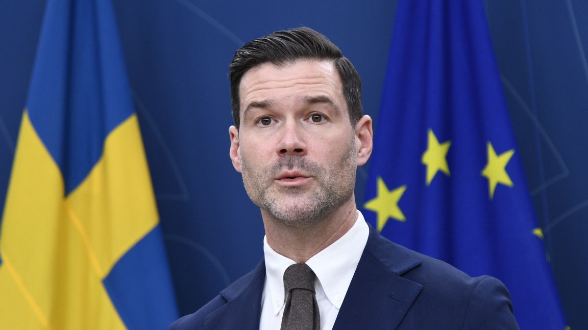 Migrationsminister Johan Forssell (M). Ny statistik visar att den asylrelaterade invandringen till Sverige nu är nere på den lägsta nivån sedan 1985. Foto: Lars Schröder/TT 