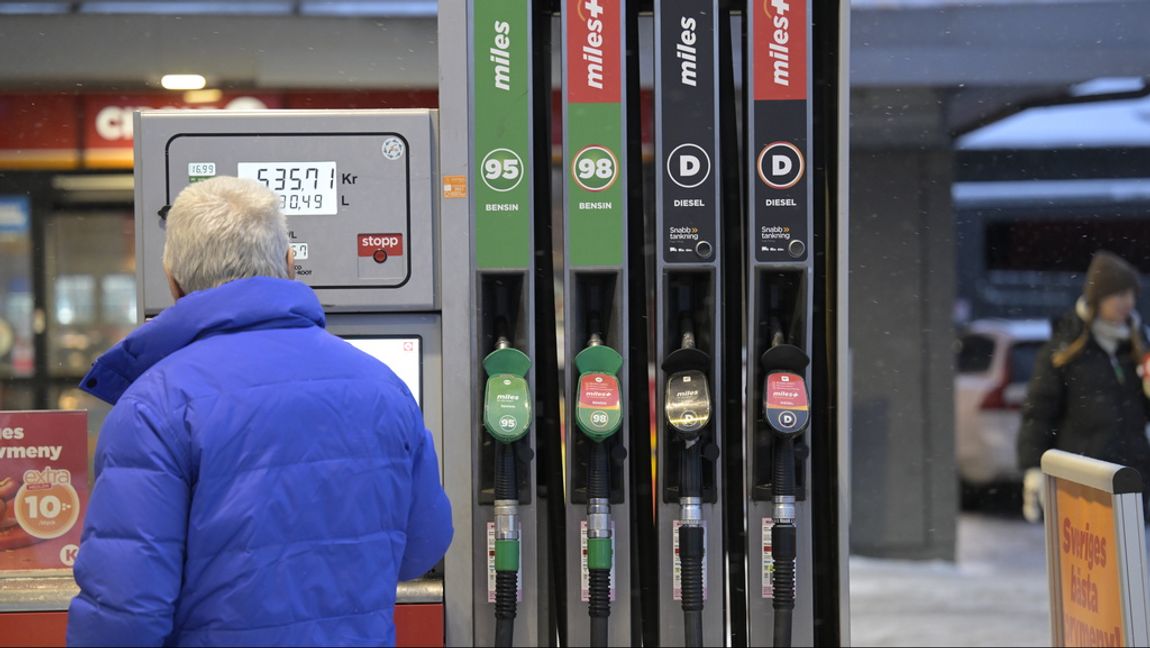 Oljepriset faller och med det även priset på bensin och diesel på macken. Arkivbild. Foto: Fredrik Sandberg/TT