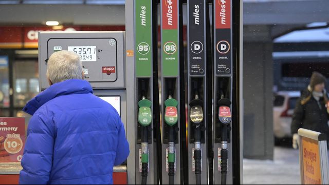 Oljepriset faller och med det även priset på bensin och diesel på macken. Arkivbild. Foto: Fredrik Sandberg/TT