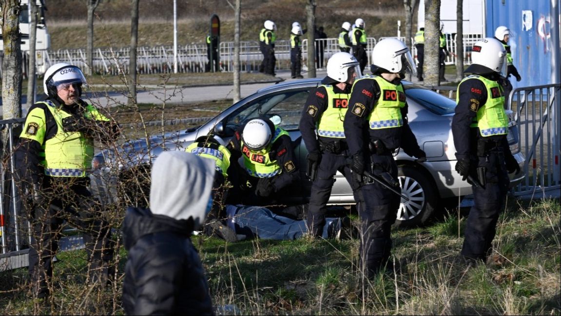 En bil har kört in i polisens kravallstaket i Malmö. Föraren greps. Foto: Johan Nilsson/TT 