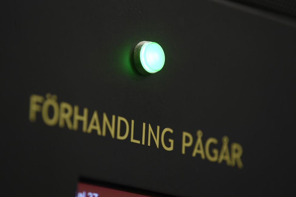 Förhandlingen hålls i en säkerhetssal i Stockholms tingsrätt. Foto: Oscar Olsson/TT