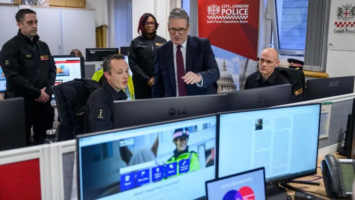 Storbritanniens premiärminister, Labourledaren Keir Starmer, besöker en polisstation i London Foto: Paul Grover/AP/TT