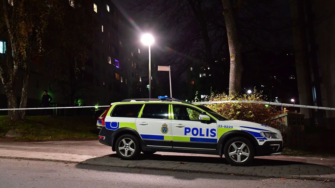 Ett barn har avlidit och ett skadats allvarligt i Hässelby i nordvästra Stockholm. Polisen misstänker att de fallit från hög höjd. Foto: Jonas Ekströmer/TT