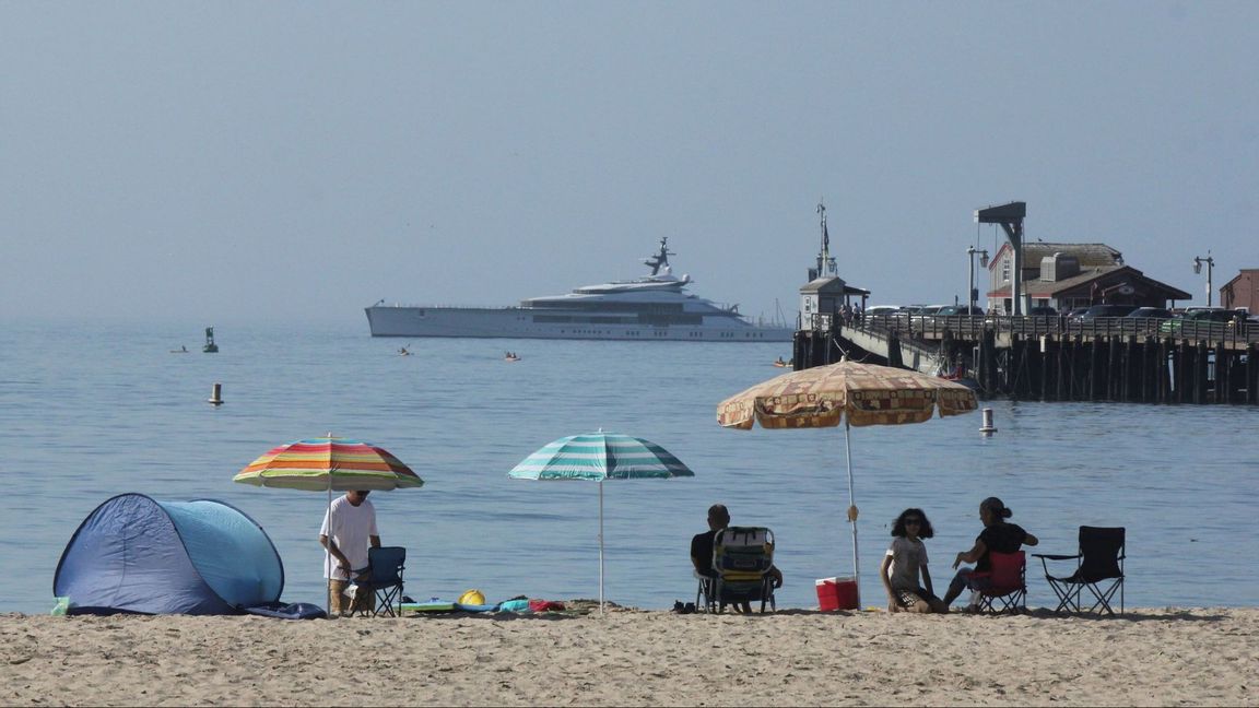 Beachgoers and the superyacht Bravo Eugenia outside Santa Barbara, California, last summer. Despite being 109 meters long, it is only the 51st largest superyacht in the world according to Superyacht Times. Photo: John Antczak/AP/TT