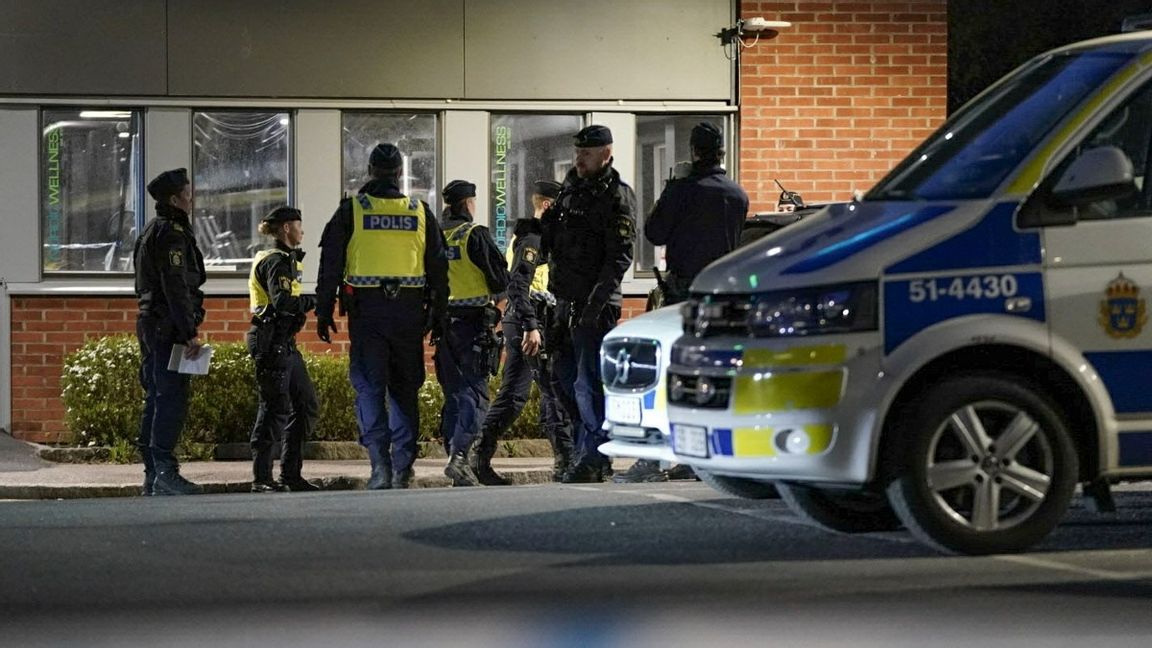 Polis vid gymmet efter skottlossningen i torsdags. Foto: Björn Larsson Rosvall/TT