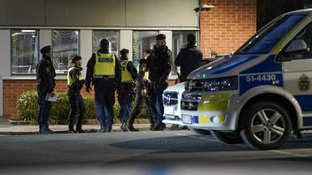 Polis vid gymmet efter skottlossningen i torsdags. Foto: Björn Larsson Rosvall/TT