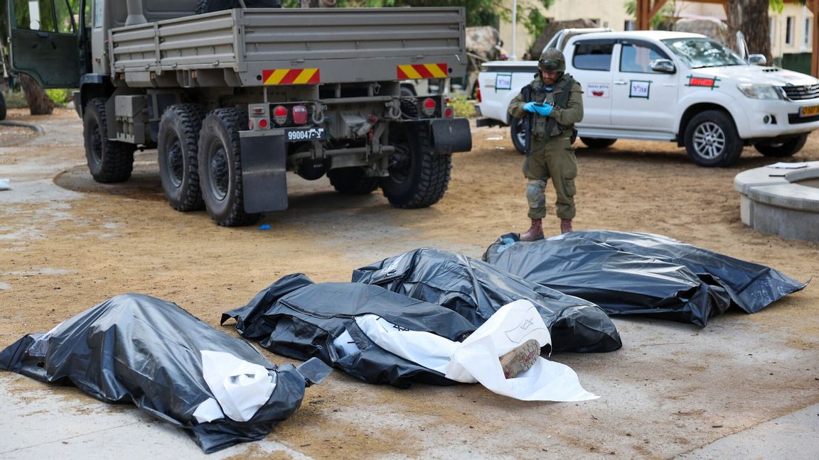 Liksäckar med mördade judar på en kibbutz. Foto: X